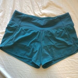 Lululemon turquoise low-rise lined 2.5” short, size 6